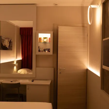 2000 Hotel